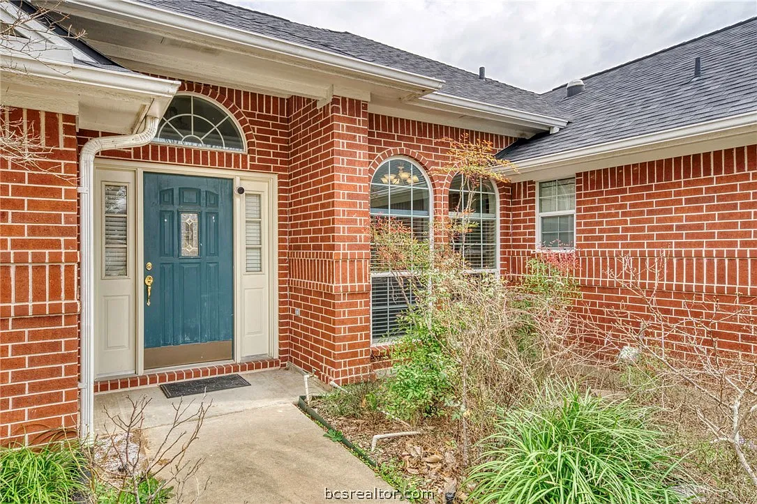 4 bed, 2049 sqft, $2,400 — Photo 2