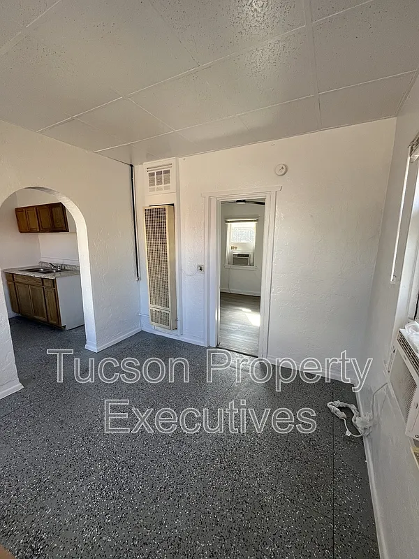 2 bed, 1.0 bath, 800 sqft, $900 — Photo 2