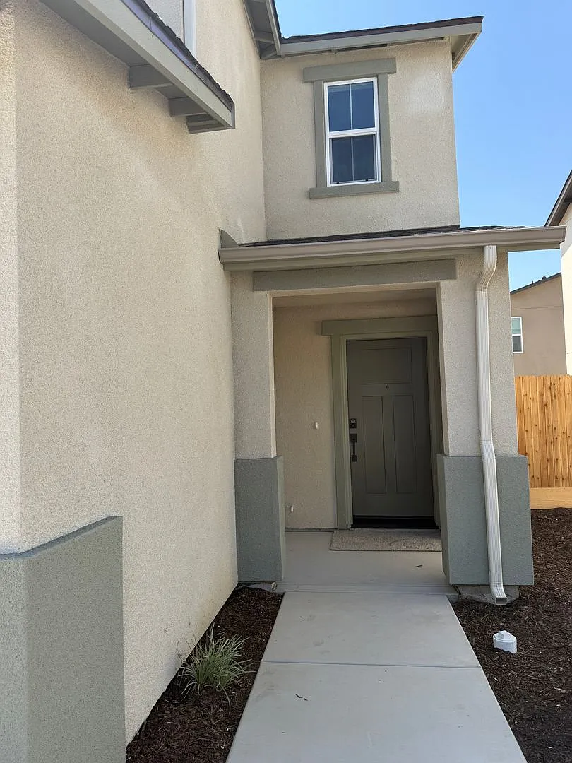 1919 Oak Falls Ct- 3 Bed 3 Bath- Solar- Tulare — Photo 2