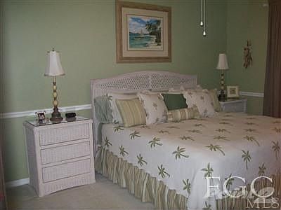 Master bedroom w/ chair railing