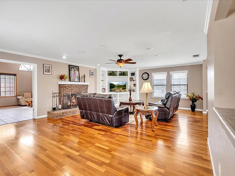 285 W Ash Ave — Photo 5