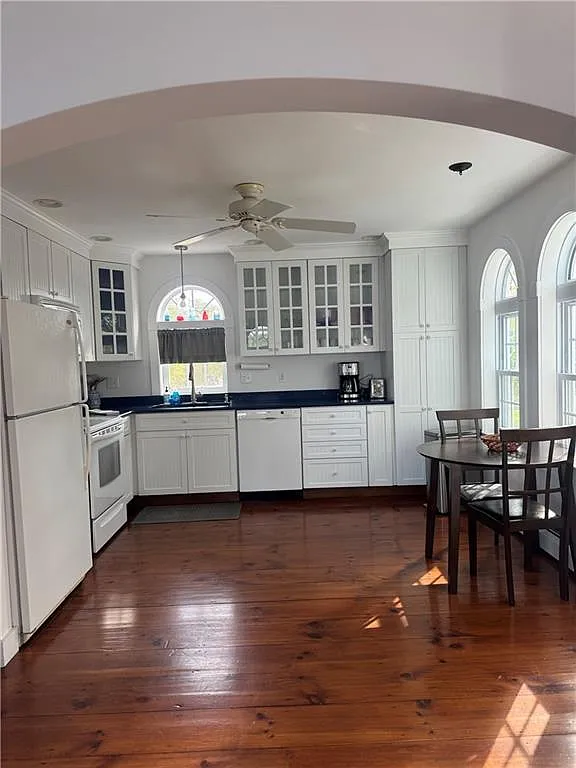 3 bed, 1904 sqft, $4,200 — Photo 2