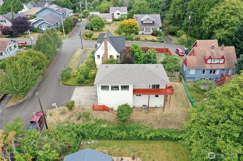 2nd image of 910 N Thornton