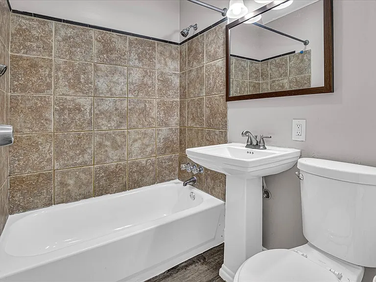 7715 NE 56th St — Photo 27