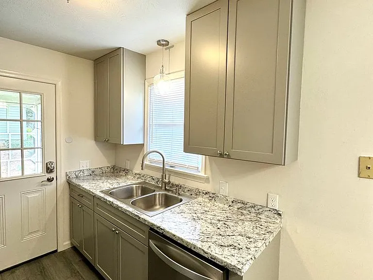 125 Stover St — Photo 7