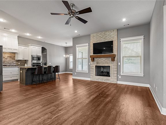 3rd image of 284 Ranalli Ave