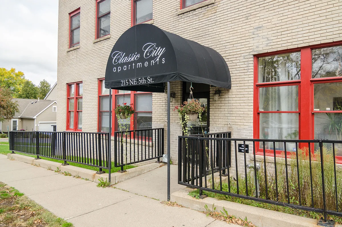 Building Photo - 215 5th St NE
