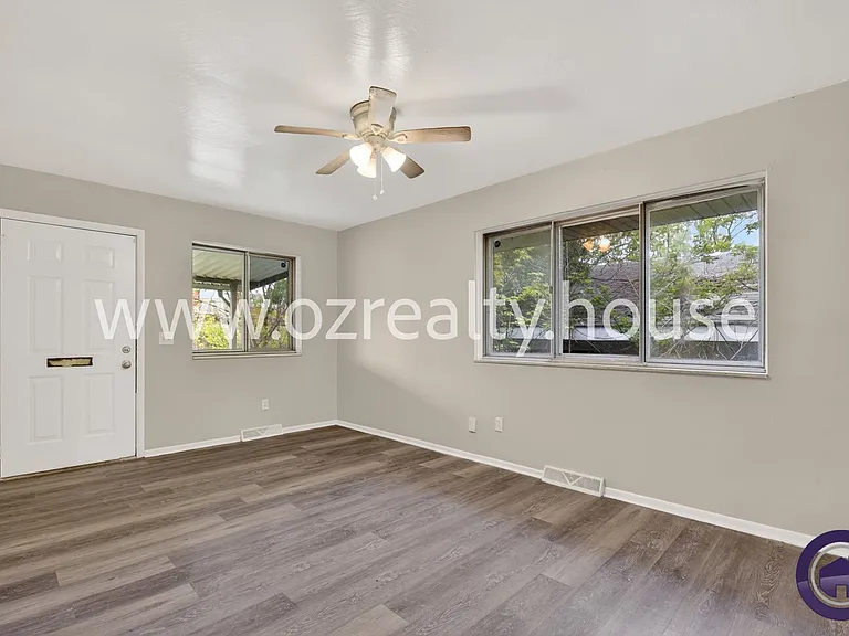 732 Coyne Ave — Photo 3