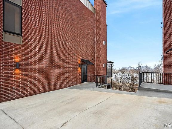 3rd image of 1011 River Bluff Dr
