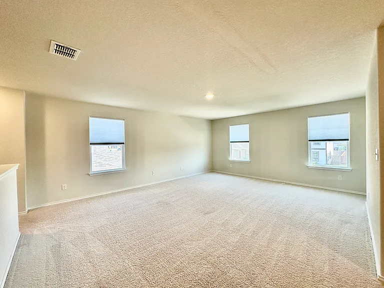 10235 Crossbuck — Photo 18