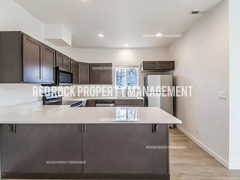 1116 N Davis Ln — Photo 3
