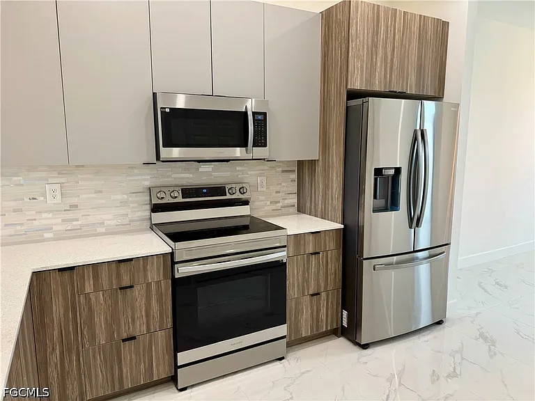 1208 NW 25th Pl — Photo 16