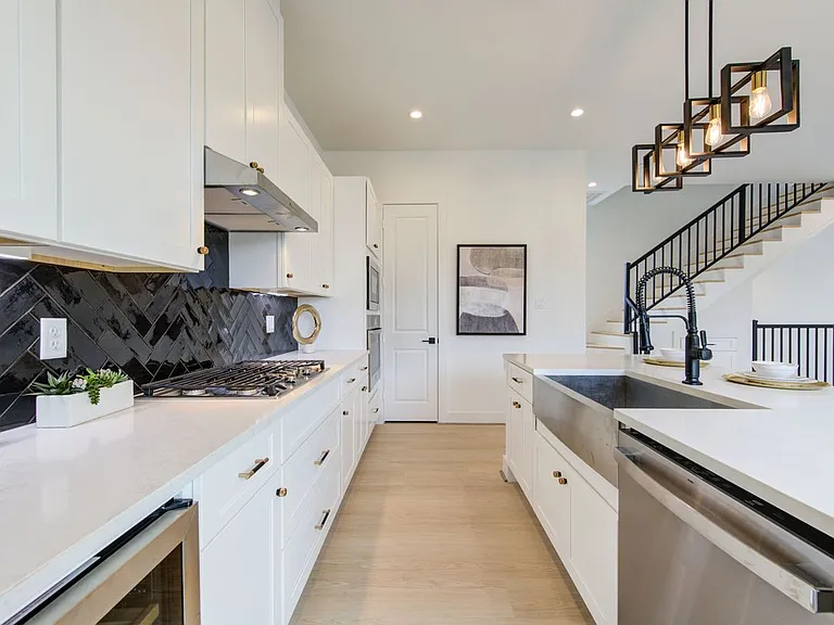 2310 Reinerman St — Photo 3