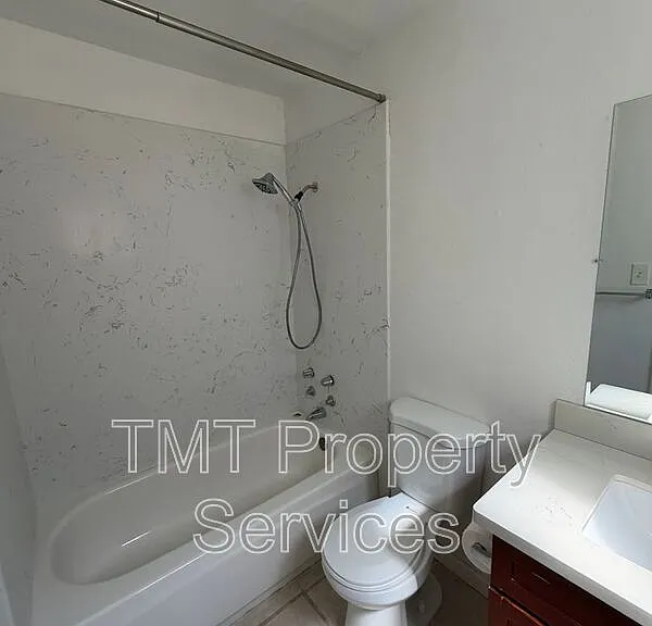 1816 F St #3 — Photo 11