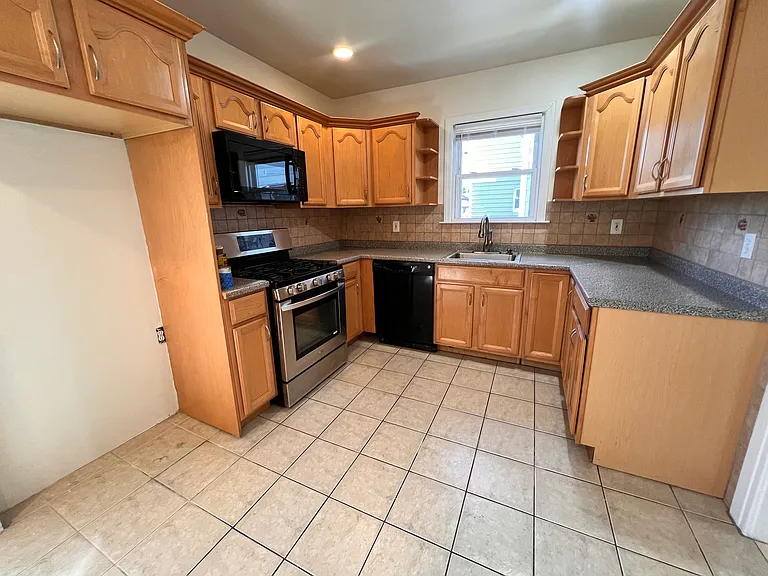 760 Elm St — Photo 5
