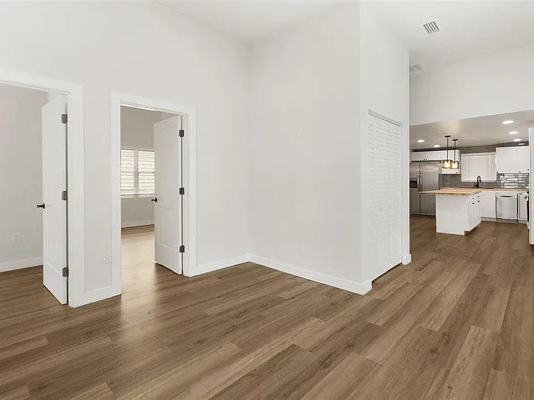 2329 W Beach St — Photo 10