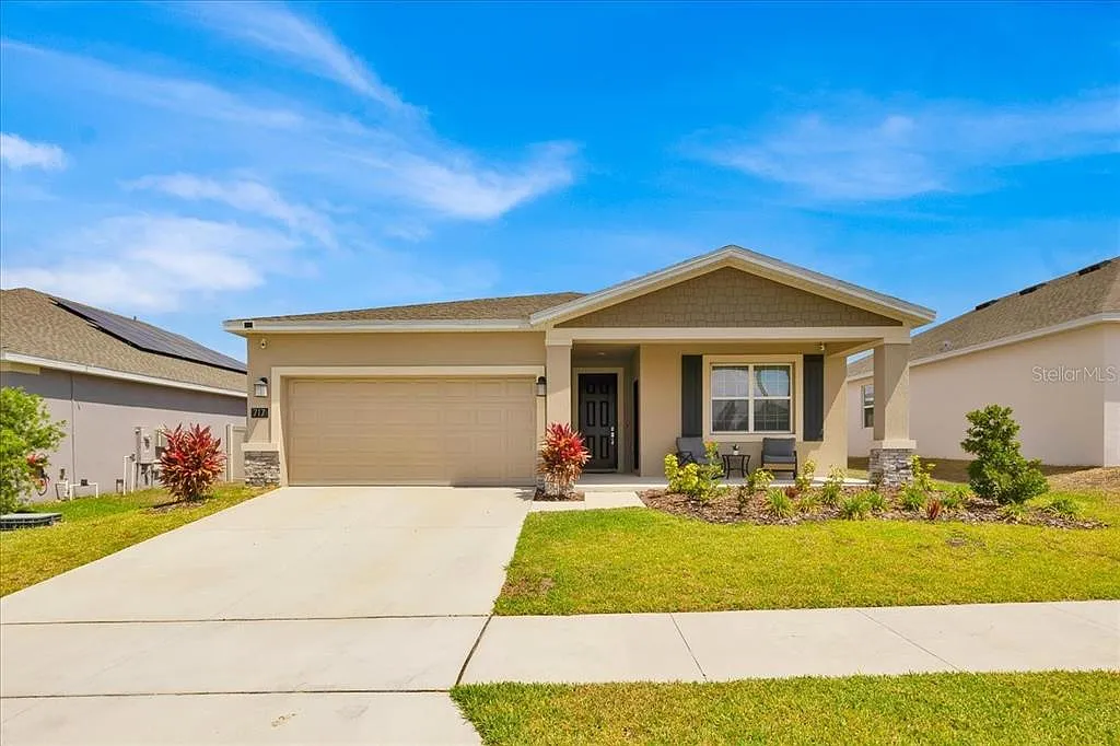 3 bed, 2.0 bath, 2080 sqft, $2,400 — Photo 1