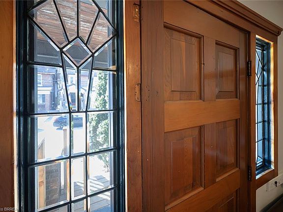 4th image of 35 Rutherford Ave