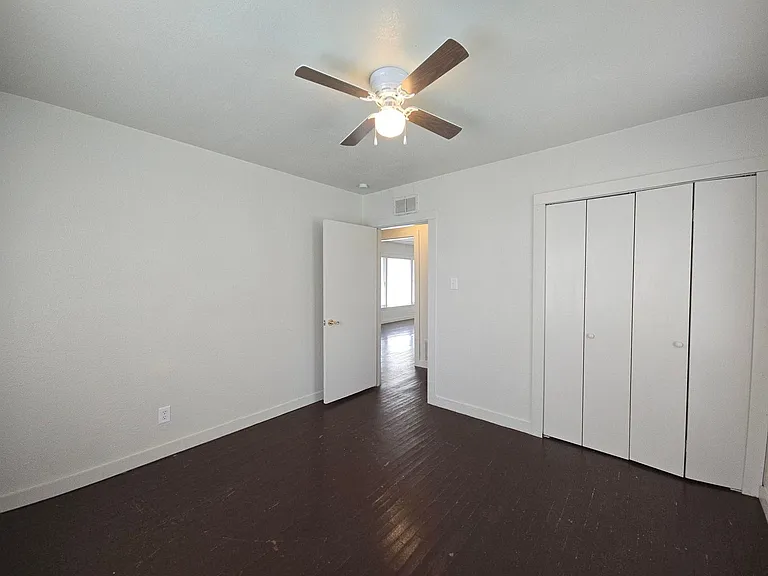 1307 E Avenue H — Photo 16