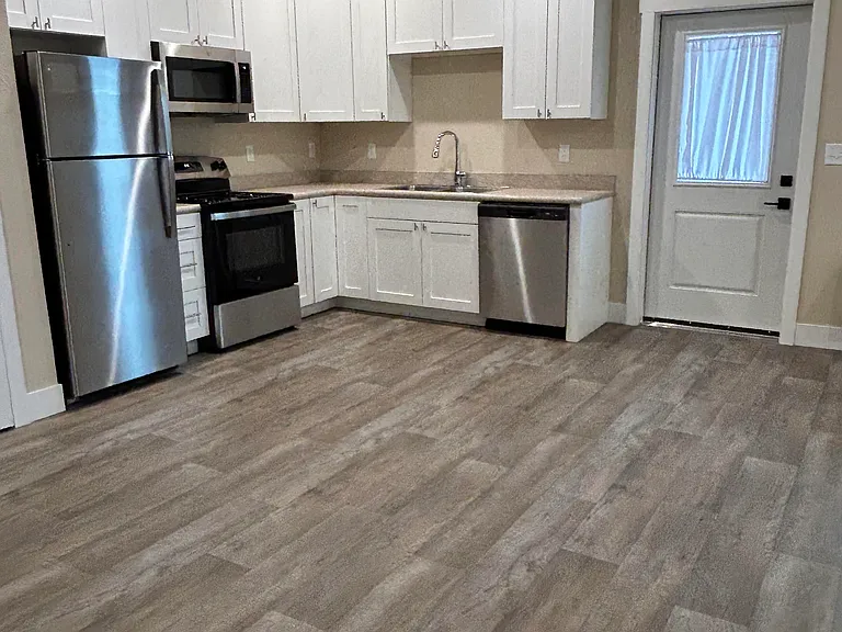 812 SQ. FT. 1 bed 1 bath
Ground floor
Kitchen and patio door