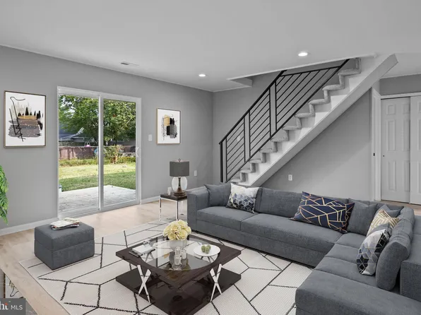 28 Gooseneck Rd, Levittown, PA 19057
