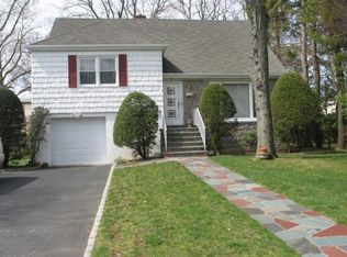 8 Arlington Rd, Scarsdale, NY 10583