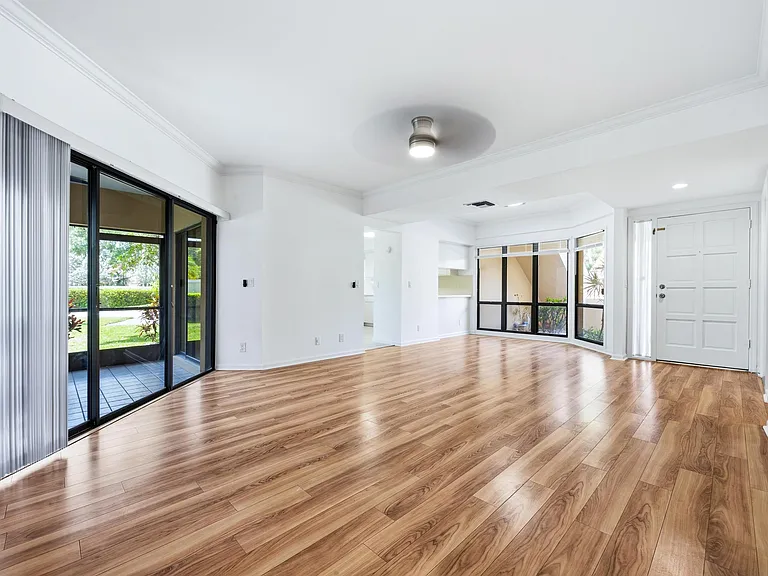 101 Waterview Dr — Photo 3