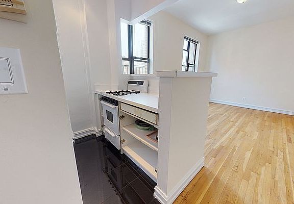 3rd image of 171 E 83rd St APT 6H