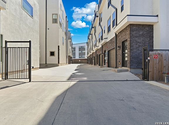 3rd image of 1817 N Saint Marys St #301