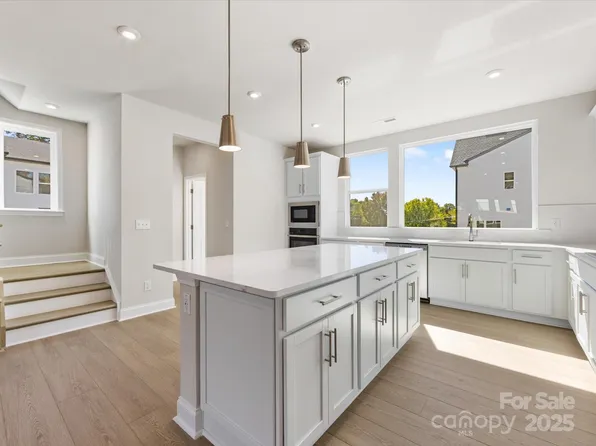 808 Flintside Ln, Charlotte, NC 28217