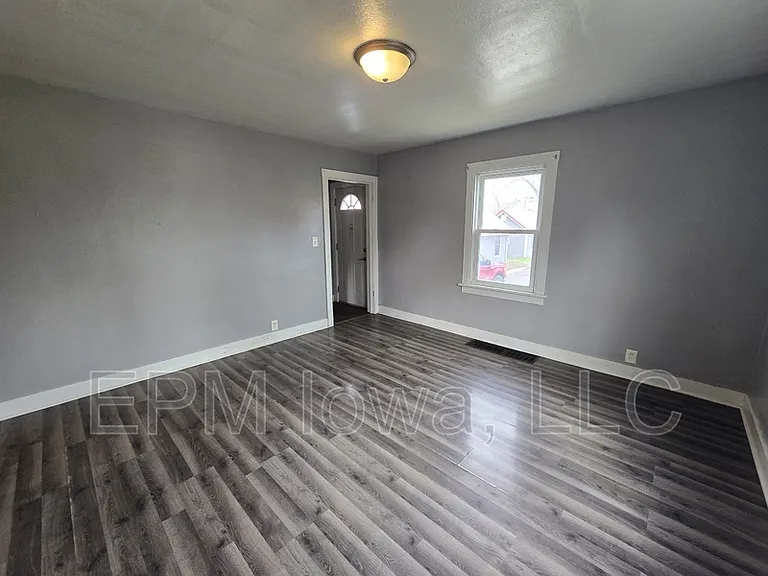 609 1st St W #D — Photo 8