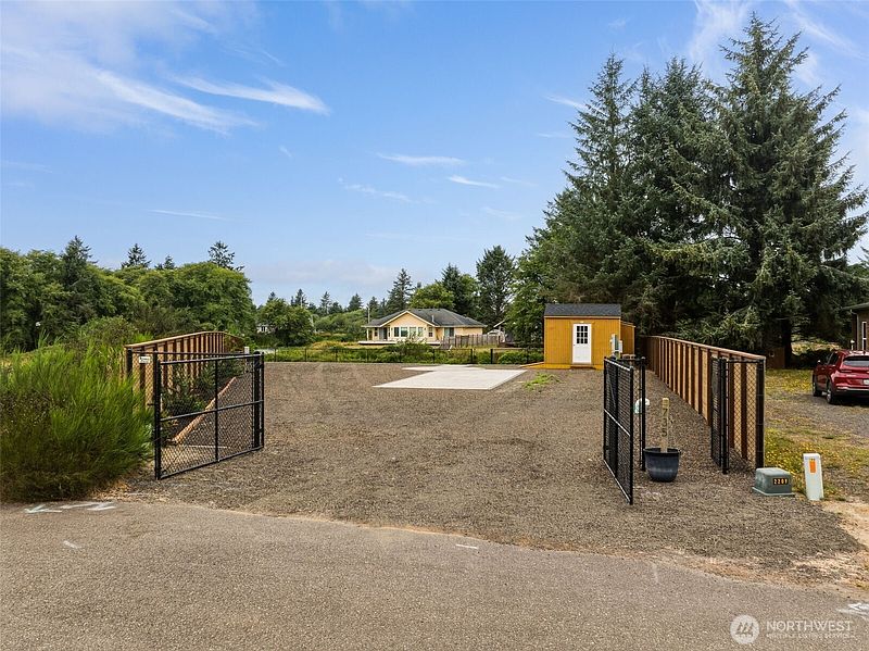 5th image of 735 Swan Court SE