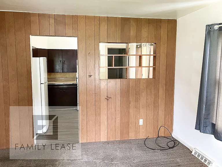 1087 N Summit Ave — Photo 3