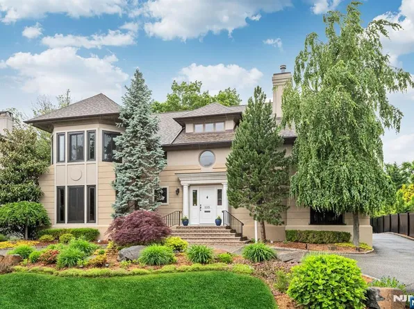 1115 Buckingham Rd, Fort Lee, NJ 07024