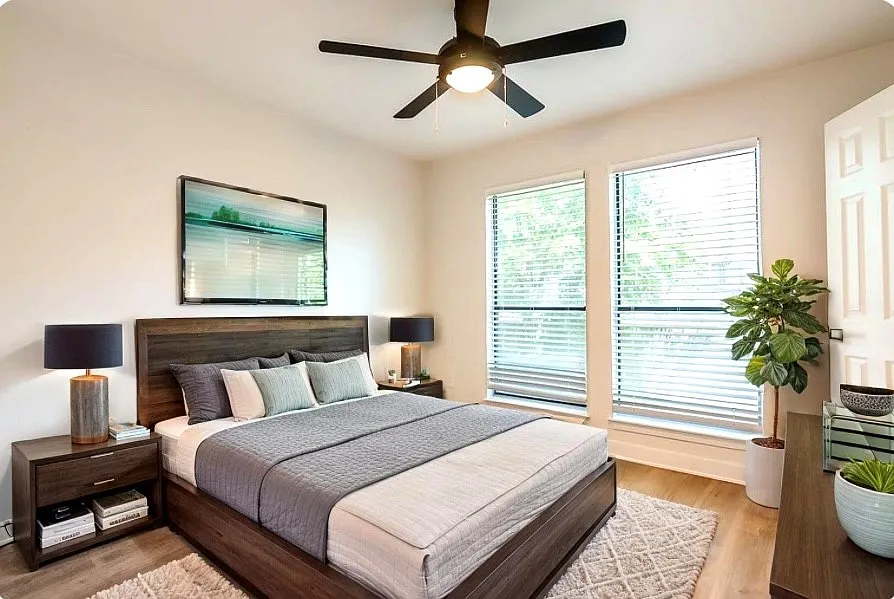 Large windowswith plenty of natural light in all bedrooms!