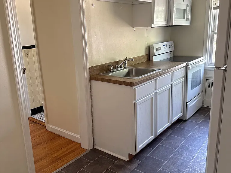 2228 W Allen St — Photo 4