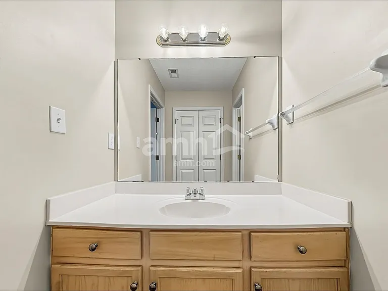 7072 Parkbrook Ln — Photo 10