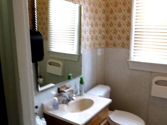 4th image of 1115 G St NE