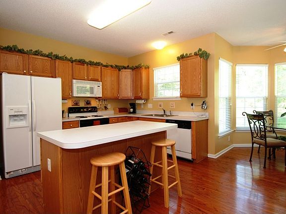 Kitchen w/ Center Island