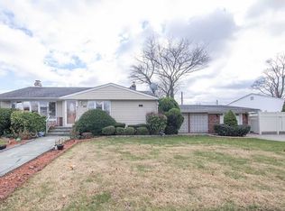 10 Columbia Rd, Hicksville, NY 11801