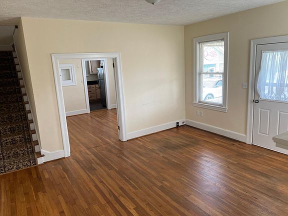 3rd image of 435 Pell Ave
