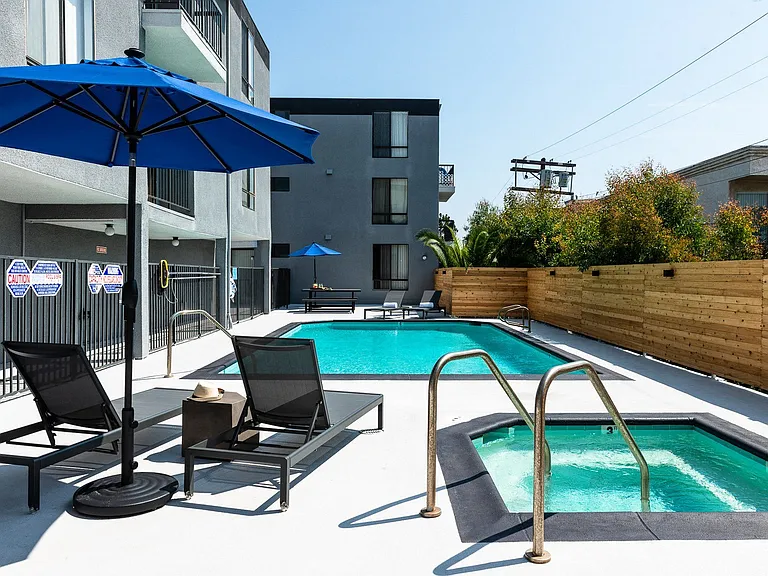 Kingsley Tower Apartments — Photo 21