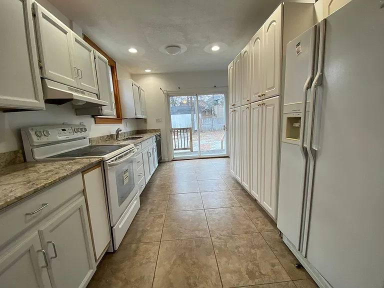 384 Detroit St — Photo 31