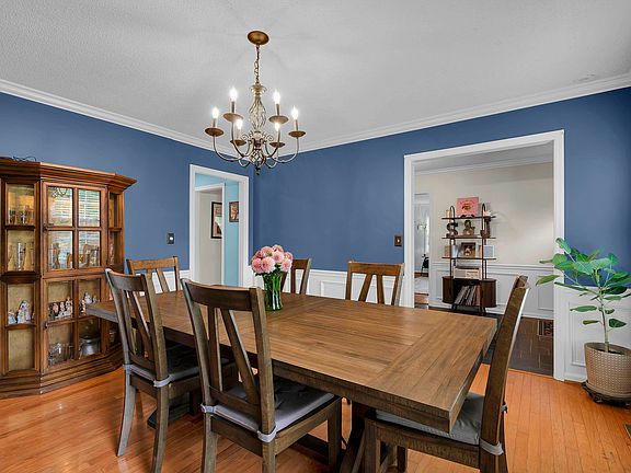 4th image of 210 Heathwood Dr