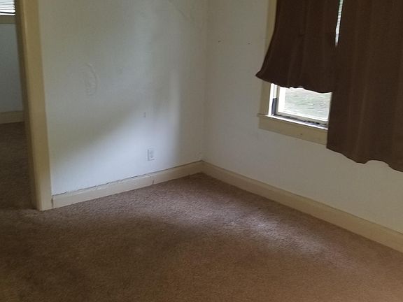 3rd image of 1406 Lincoln Way E