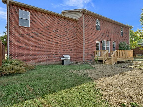 4th image of 303 Fieldstone Dr