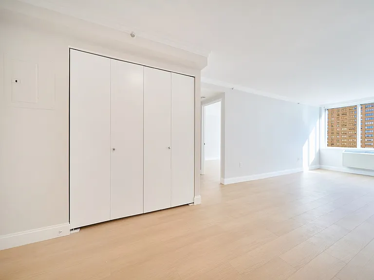 160 Riverside Blvd #10J — Photo 9