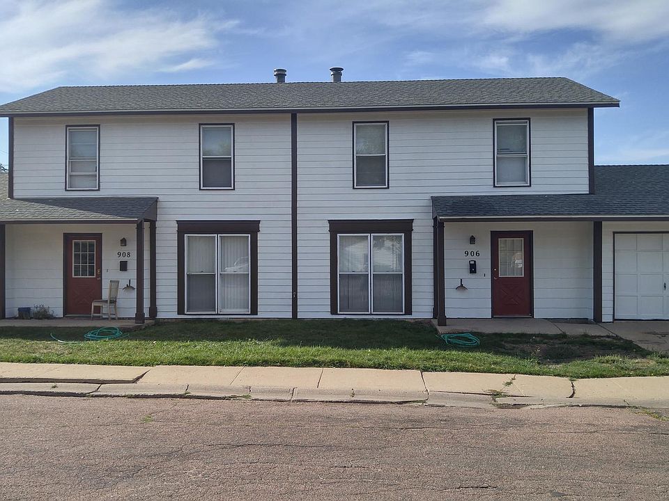 906 is the unit on the right of photo (west side of the duplex).