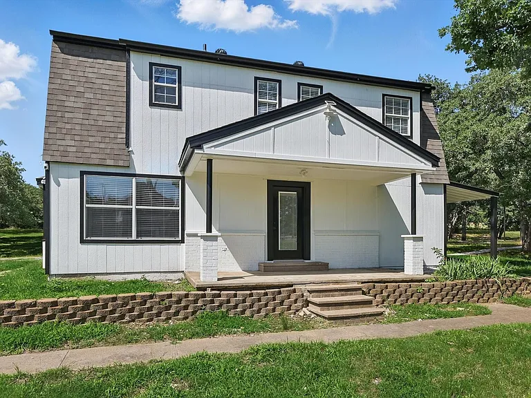 View of front of house featuring a front yard