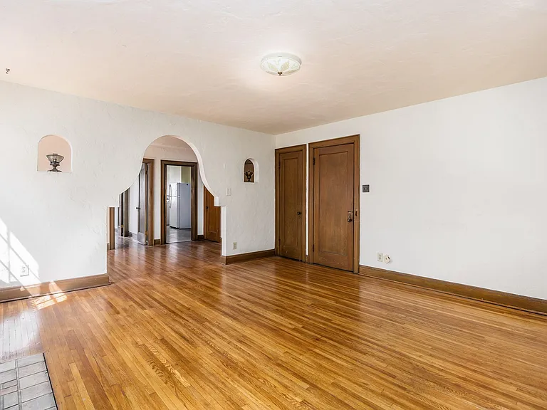 306 King Ave — Photo 2